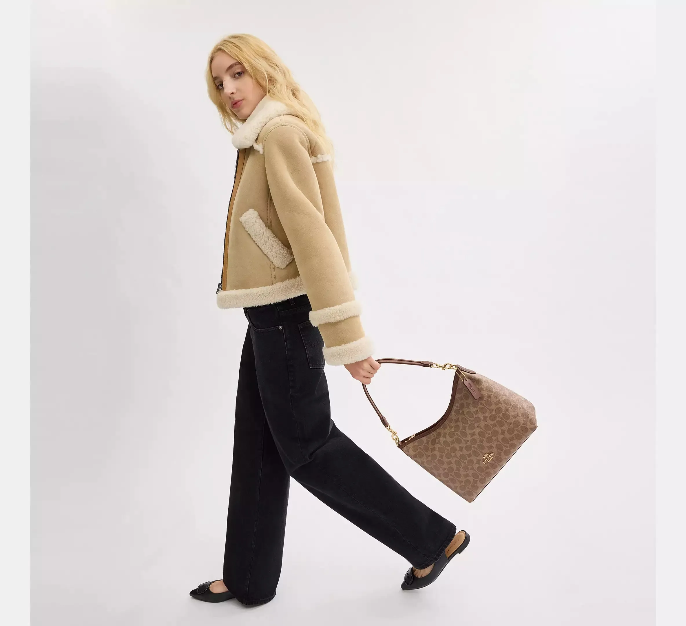 Laurel Shoulder Bag In Signature Canvas