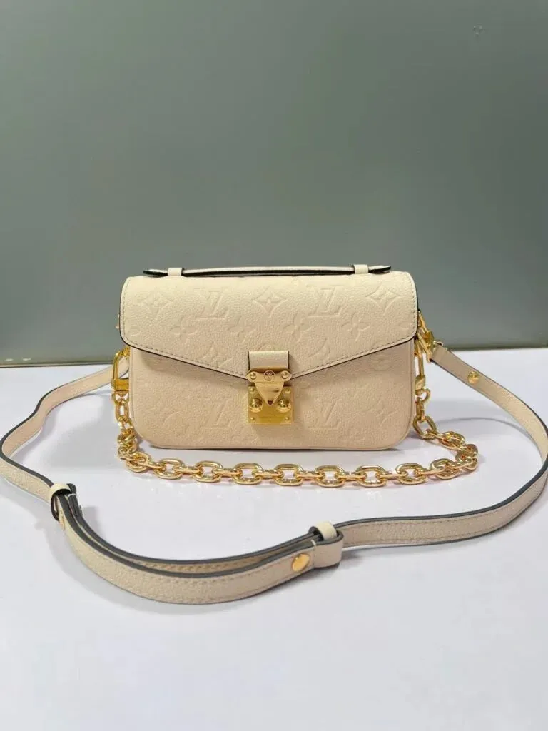 louis vuitton  Pochette M??tis East West