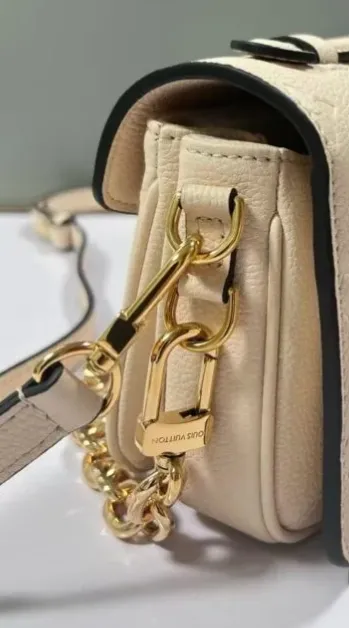 louis vuitton  Pochette M??tis East West