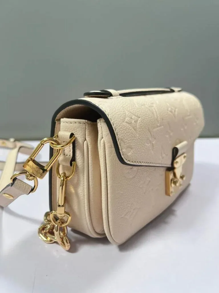 louis vuitton  Pochette M??tis East West