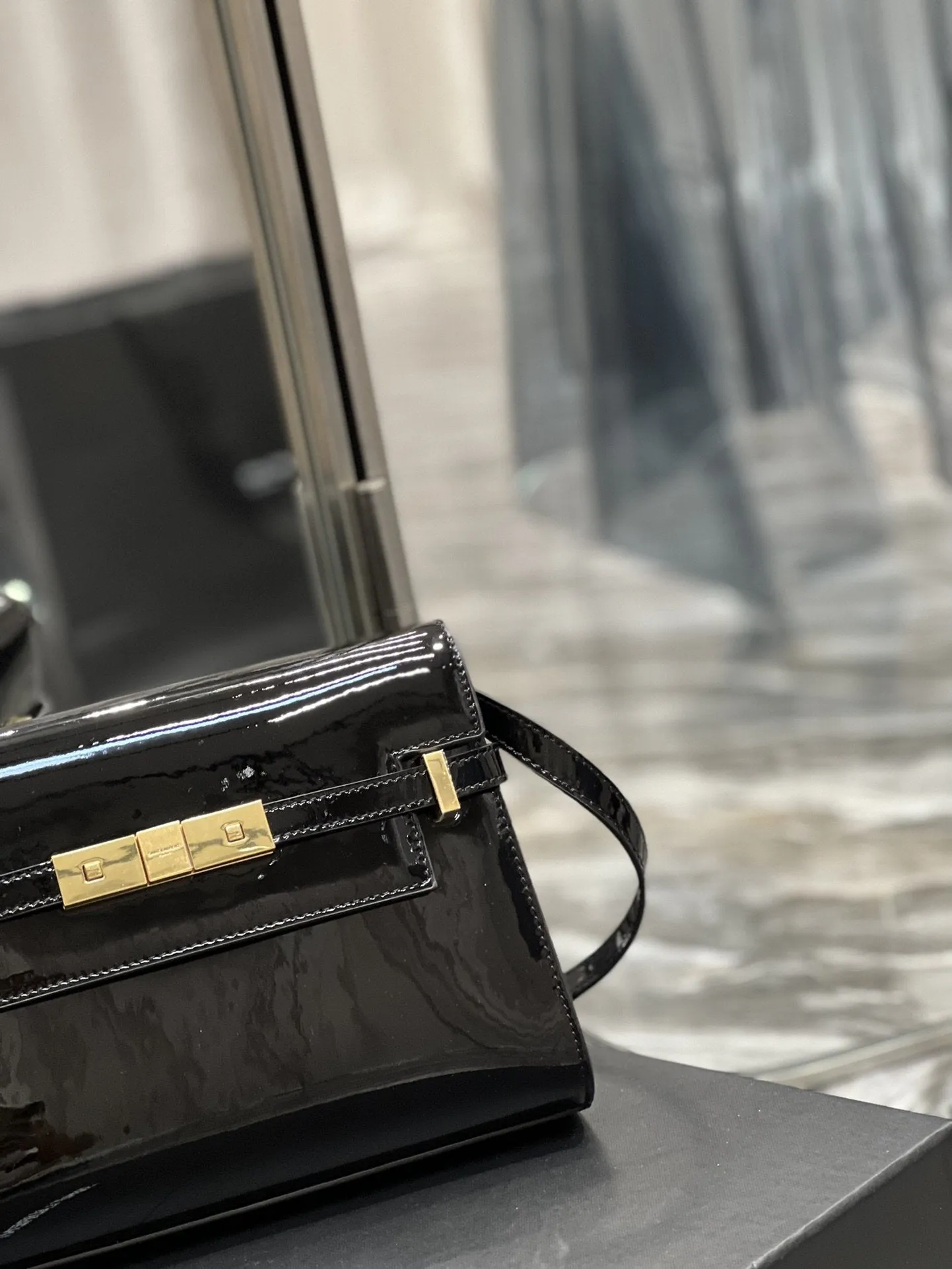Yves Saint Laurent Manhattan Small Shoulder Bag Black