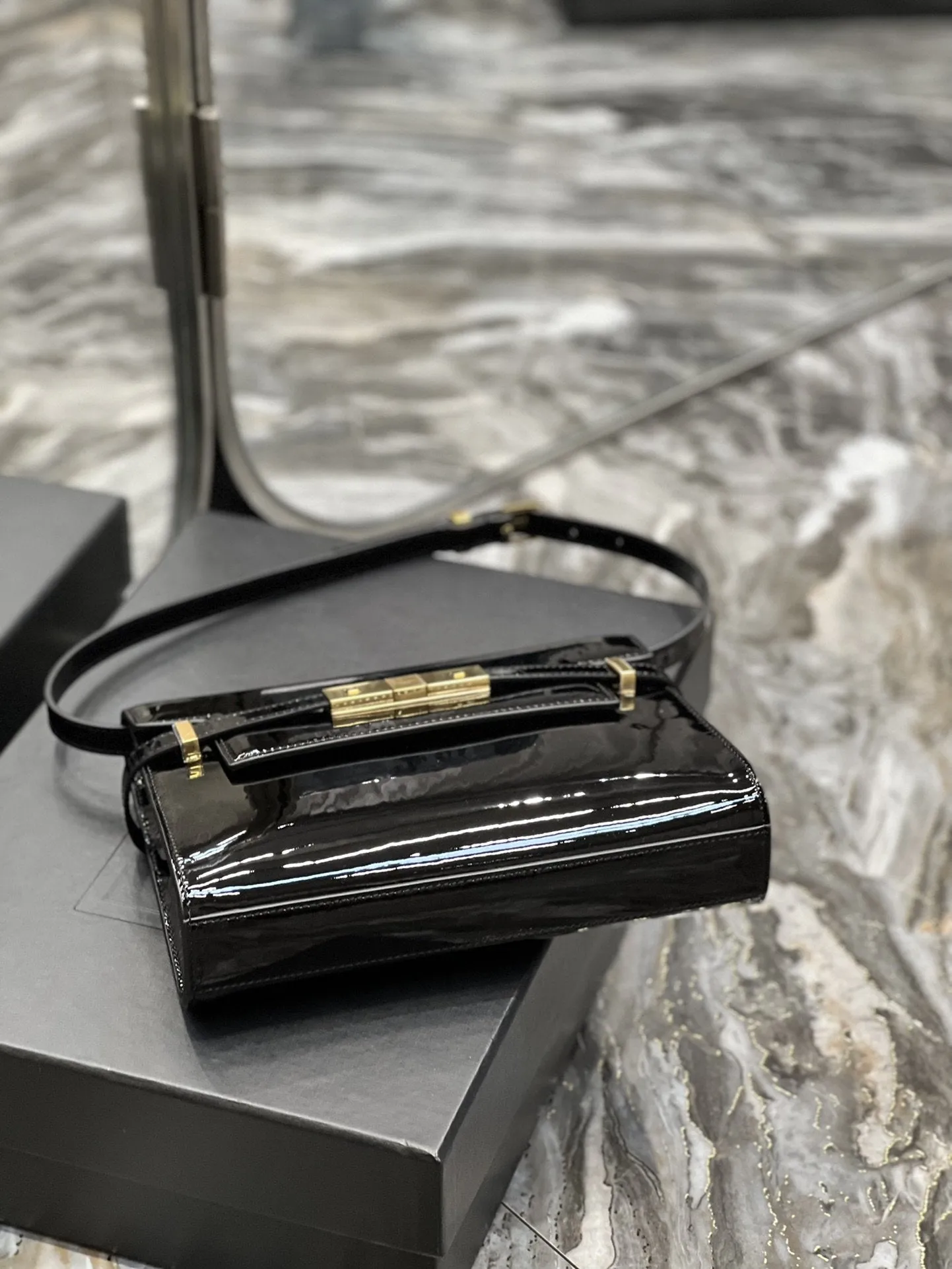 Yves Saint Laurent Manhattan Small Shoulder Bag Black